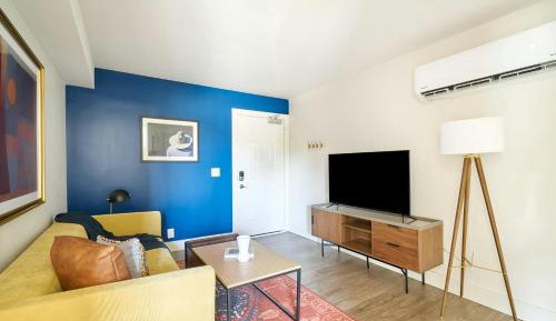 One-Bedroom Apartment with Queen and Sofa Bed