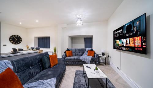 Deluxe Two-Bedroom Apartment with Garden View
