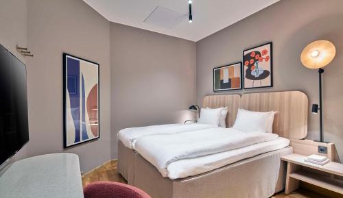 Queen Room without Window