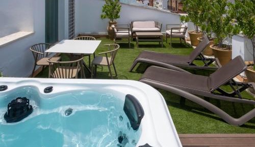 One-Bedroom Apartment with Rooftop Spa Bath
