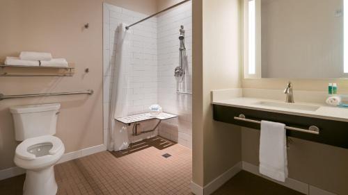 King Room - Hearing Accessible - Roll-in Shower