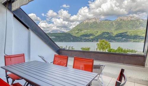 Apartment with Lake View