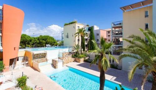 Apartment with Pool View 