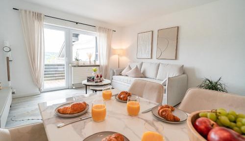 One-Bedroom Apartment with Lake View
