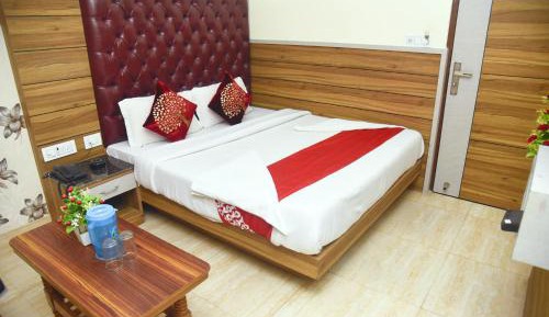 Deluxe Double Room (2 Adults + 1 Child)