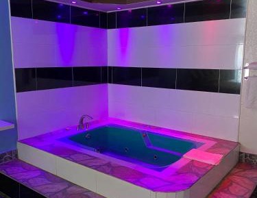 King Suite with Spa Bath - Smoking
