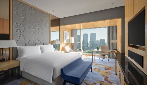 One-Bedroom Suite with Club Lounge Access