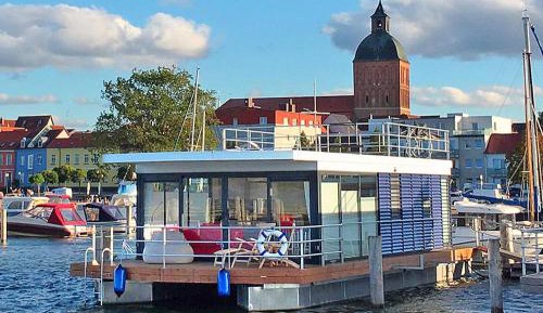One-Bedroom House Boat