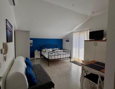 Studio Apartment with Balcony and Sea View