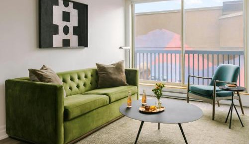 One-Bedroom Apartment with King Bed, Sofa Bed and Mural View