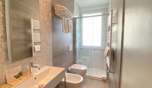 Connecting Family Room with One Bathroom