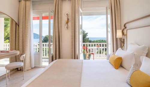 Deluxe Queen Room with Balcony and Sea View