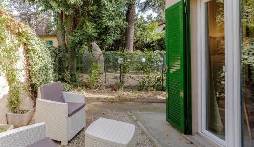 Deluxe Two-Bedroom Apartment with Garden View