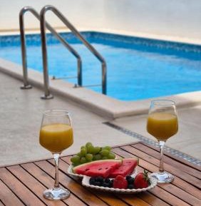 Apartment with Pool View 