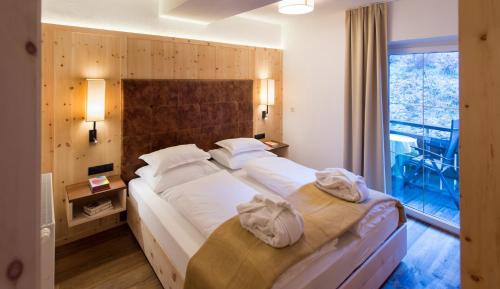 Superior One-Bedroom Apartment with Mountain View