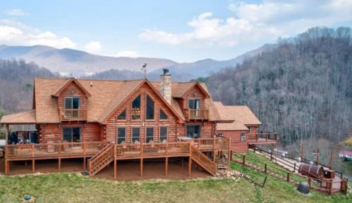 Three-Bedroom Holiday Home 
