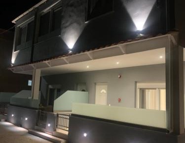 Deluxe One-Bedroom Apartment