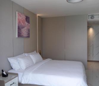 This apartment features 1 living room, 1 separate bedroom and 1 bathroom with a shower and free toiletries. The well-fitted kitchen has a stovetop, a microwave, a tea and coffee maker and a toaster. Boasting a balcony with sea views, this apartment also f