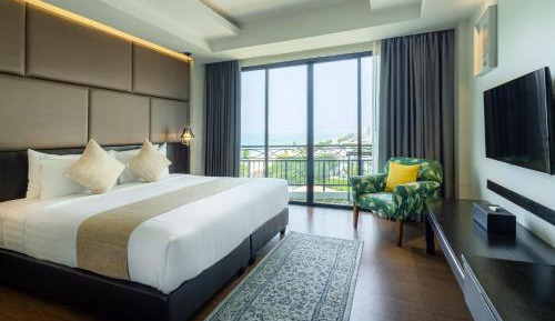 Deluxe Double Room with Side Sea View