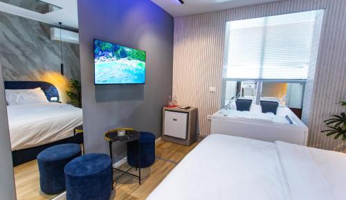 Queen Suite with Spa Bath