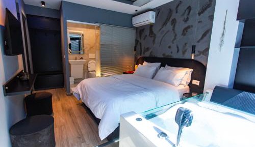 Suite with Hot Tub