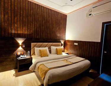 Deluxe Room (2 Adults + 1 Child)