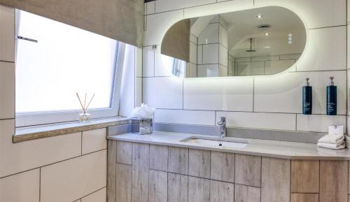 Hilton King Suite with Sofa Bed