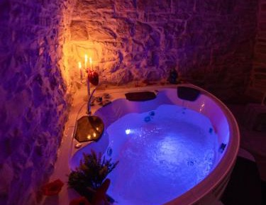 One-Bedroom House with Jacuzzi