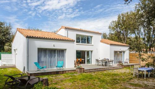 Villa with Garden View