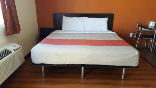 Deluxe King Suite w / Kitchenette and Bathtub - Non Smoking