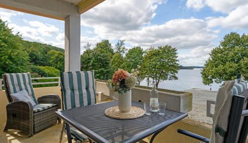 Apartment with Lake View
