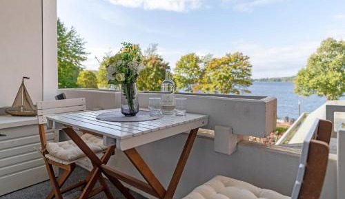 Apartment with Lake View