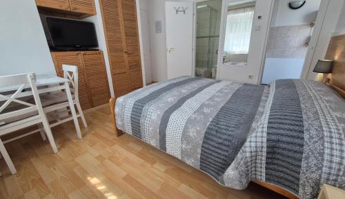 Studio (2 Adults)