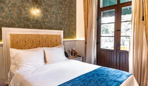 Standard Double Room with Balcony and Cathedral View 