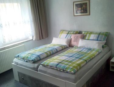 Deluxe Double Room (2 Adults + 1 Child)