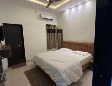 Deluxe Double Room (2 Adults + 1 Child)