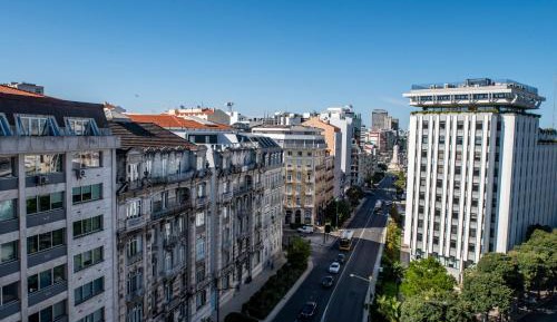 SMALL MAMA Double Room with Balcony and Avenue View