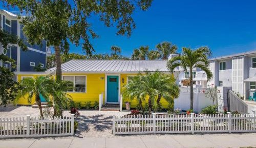 5230 Avenida Navarra, Siesta Key, FL (Lazy Daze) W/Pool