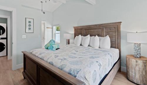322 Calle Miramar, Siesta Key, FL (Paradise Point) W/Pool