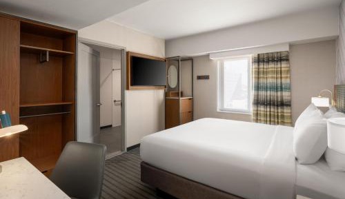 King Room with Roll-In Shower - Mobility Accessible