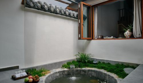 Courtyard Soup Pool Loft Twin Room