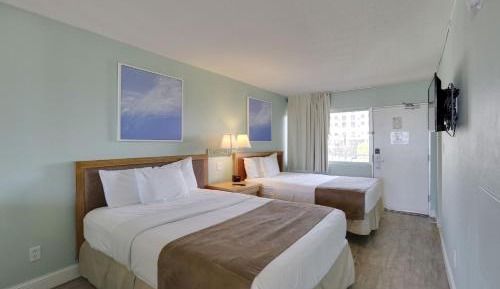 Queen Room with Two Queen Beds and Pool View - Non-Smoking