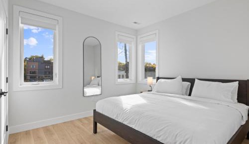 Deluxe One-Bedroom Apartment (Self Check-in with Virtual Front Desk)
