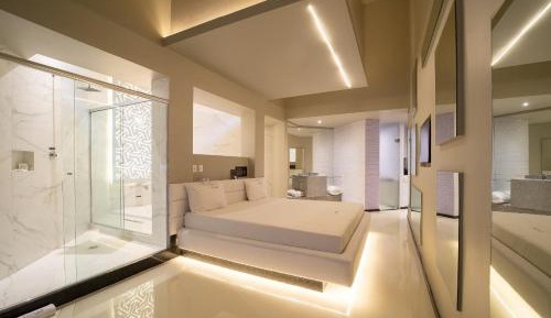 Deluxe Suite with Spa Bath