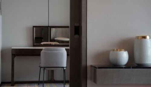 Deluxe King Suite with Lounge Access