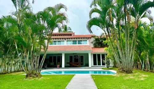 Four-Bedroom Deluxe Home - Oceanfront