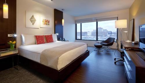 Deluxe King Room with City View