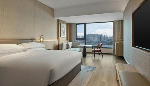 Deluxe King Room with Lake View
