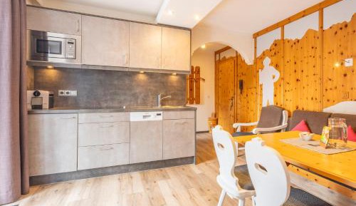 Deluxe One-Bedroom Apartment with Terrace