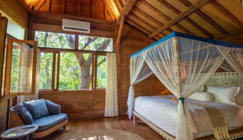 Two-Bedroom Traditional Gladak House with Onyx Bathtub